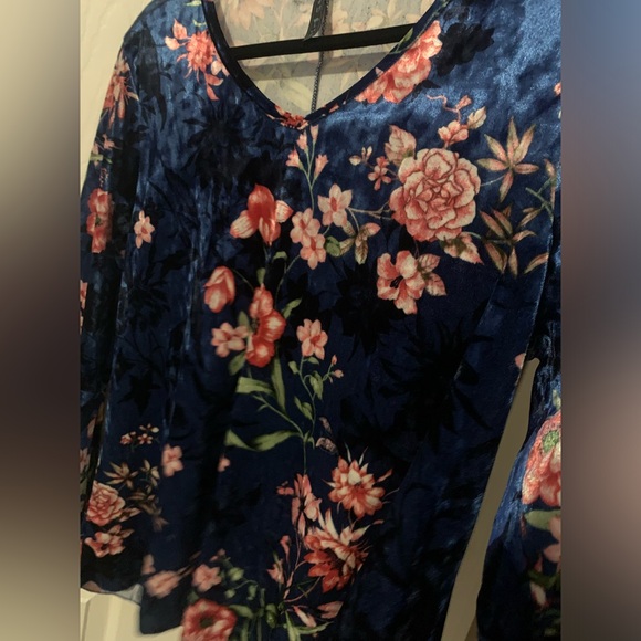 Floral Print Velvet Bell Sleeve Top - Picture 2 of 8